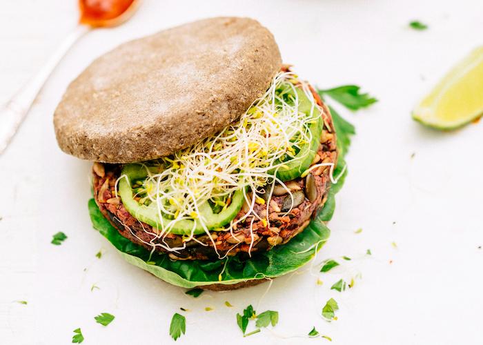 Glutenfreier Veggie-Burger mit Basilikumaroma